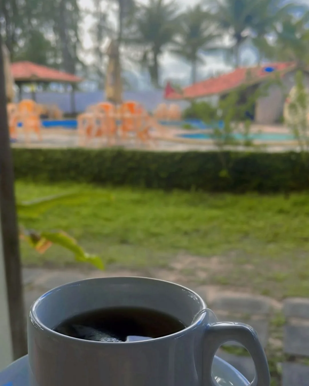 Café com vista para a piscina